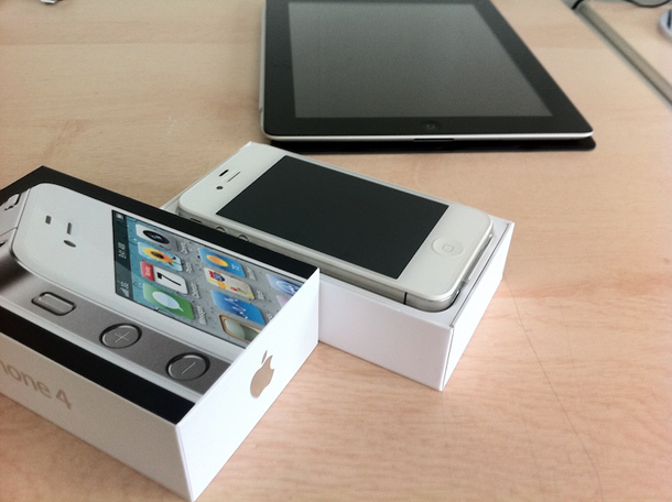 white_iphone_4_be_sold_2