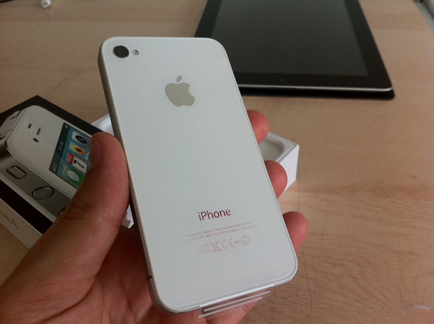 white_iphone_4_be_sold_3