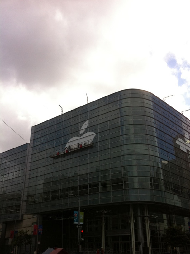 Apple_begins_Moscone_WWDC_01