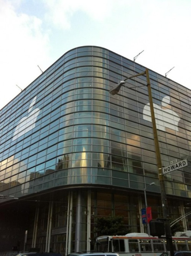 Apple_begins_Moscone_WWDC_03