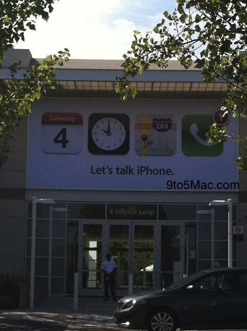 apple_puts_banner_cupertino_campus_1