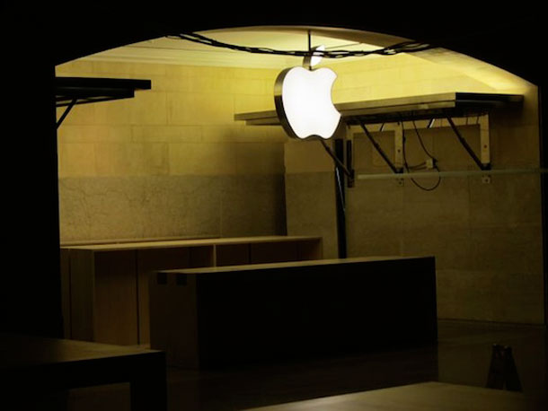 apples_gct_store_preparing_10am_opening_friday_3