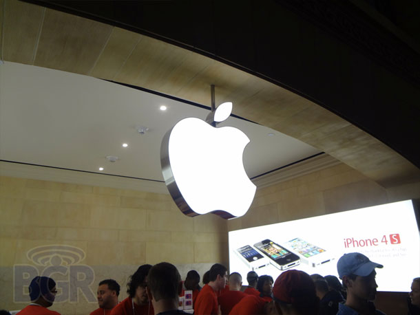 gct_packed_apple_retail_store_opening_10