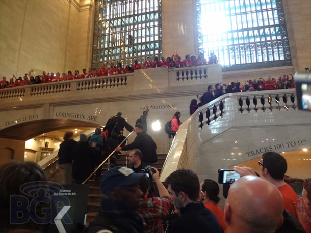 gct_packed_apple_retail_store_opening_4
