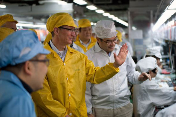 apple_ceo_tim_cook_tours_foxconn_plant_during_his_trip_to_china_1