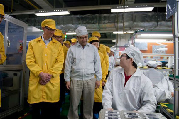 apple_ceo_tim_cook_tours_foxconn_plant_during_his_trip_to_china_2