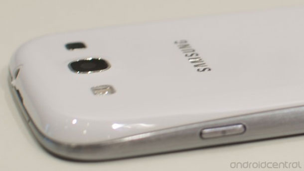 samsung_announces_galaxy_iii_biggest_iphone_competitor_date_3