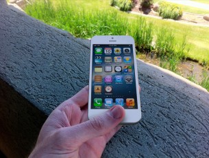 this-is-what-holding-the-iphone-5-in-your-hand-might-look-like_1