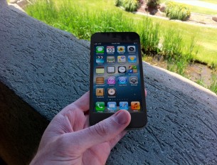 this-is-what-holding-the-iphone-5-in-your-hand-might-look-like_2