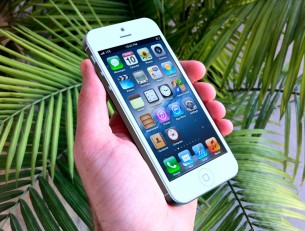 this-is-what-holding-the-iphone-5-in-your-hand-might-look-like_3