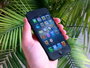 this-is-what-holding-the-iphone-5-in-your-hand-might-look-like_4