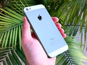 this-is-what-holding-the-iphone-5-in-your-hand-might-look-like_5