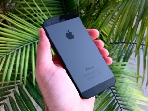 this-is-what-holding-the-iphone-5-in-your-hand-might-look-like_6