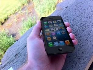 this-is-what-holding-the-iphone-5-in-your-hand-might-look-like_7