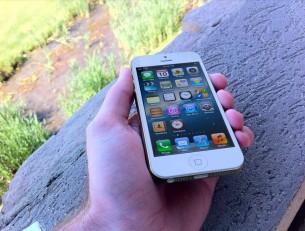 this-is-what-holding-the-iphone-5-in-your-hand-might-look-like_8