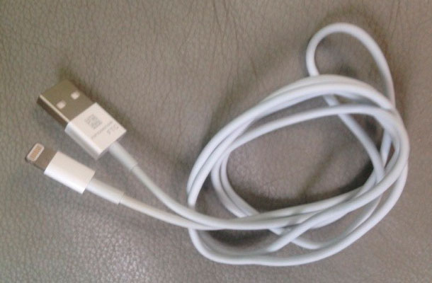 apples-new-dock-connector-is-called-lightning-earpod-headphones-loop-ipod-touch-accessories_1