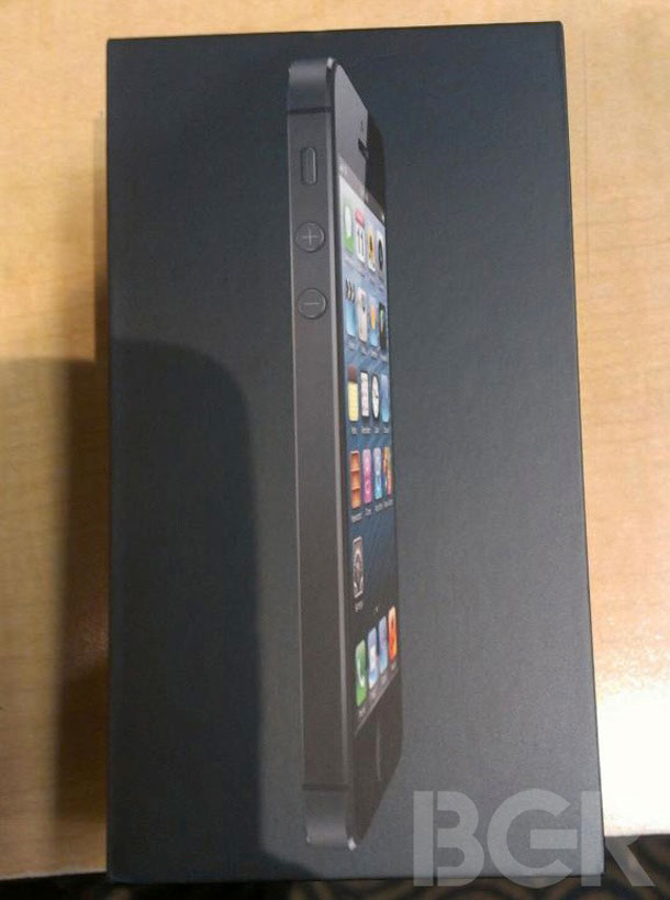 first-iphone-5-unboxing-photos-reveal-packaging-layout-and-earpods-travel-case_1