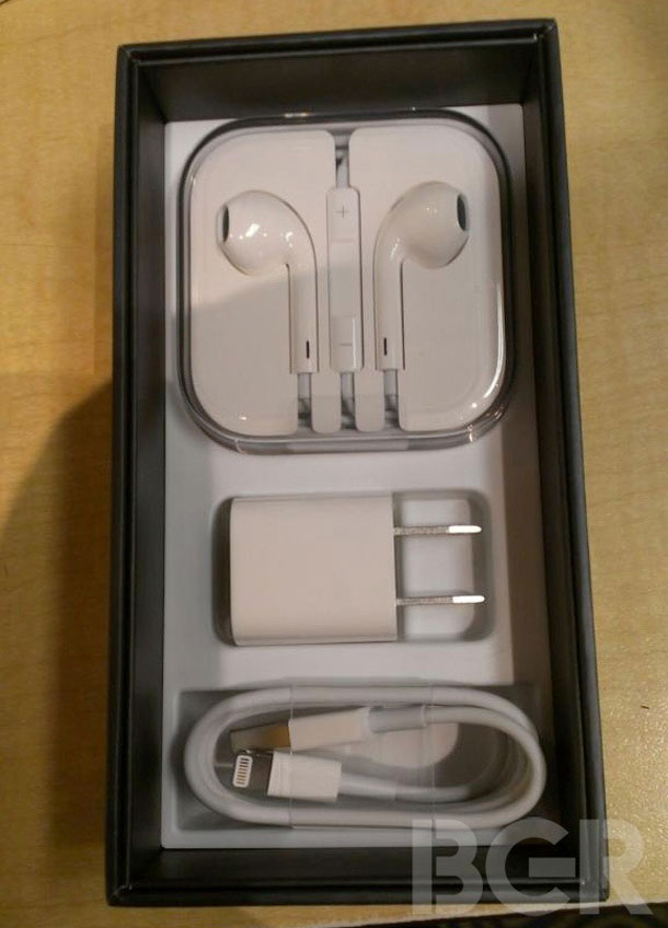 first-iphone-5-unboxing-photos-reveal-packaging-layout-and-earpods-travel-case_2
