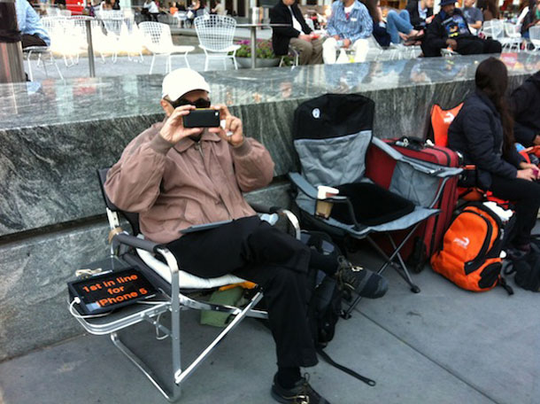 lines-begin-at-apples-fifth-avenue-retail-store-for-fridays-launch-of-iphone-5-photo_1