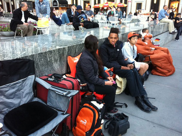 lines-begin-at-apples-fifth-avenue-retail-store-for-fridays-launch-of-iphone-5-photo_4