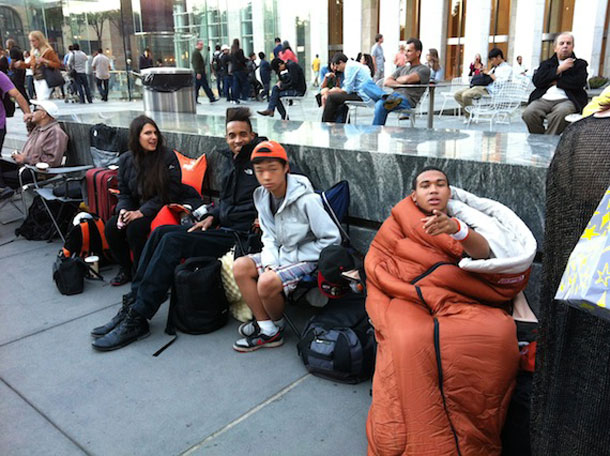 lines-begin-at-apples-fifth-avenue-retail-store-for-fridays-launch-of-iphone-5-photo_5