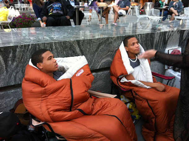 lines-begin-at-apples-fifth-avenue-retail-store-for-fridays-launch-of-iphone-5-photo_6