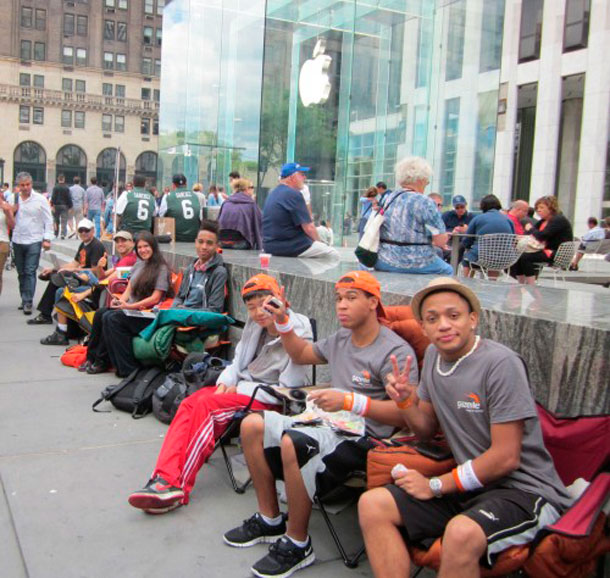 lines-begin-at-apples-fifth-avenue-retail-store-for-fridays-launch-of-iphone-5-photo_7