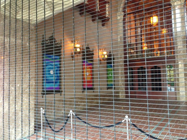 california-theatre-decorated-in-anticipation-of-apples-media-event_3