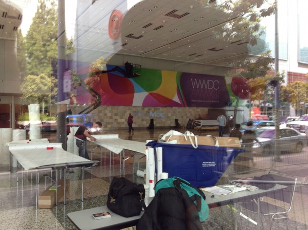 apple-starts-decorating-moscone-west-with-wwdc-2013-banners-1