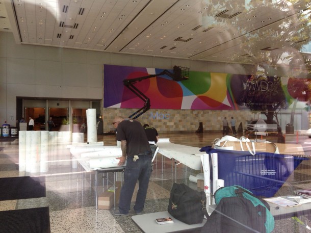 apple-starts-decorating-moscone-west-with-wwdc-2013-banners-2