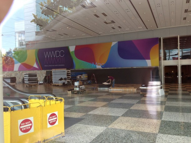apple-starts-decorating-moscone-west-with-wwdc-2013-banners-3
