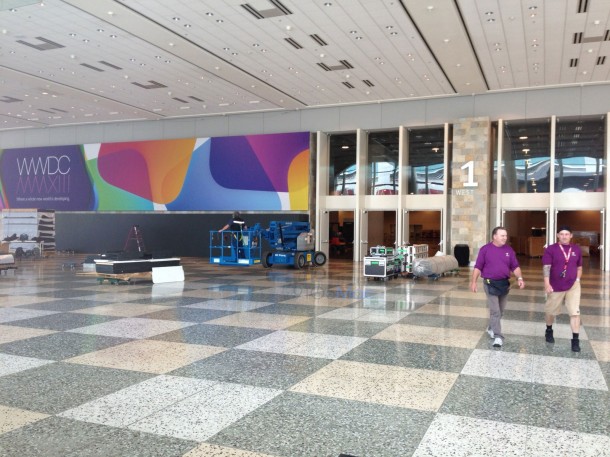 apple-starts-decorating-moscone-west-with-wwdc-2013-banners-5
