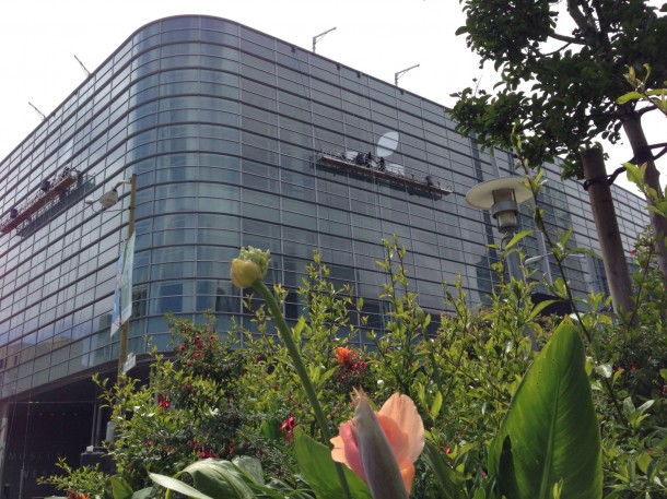 apple-starts-decorating-moscone-west-with-wwdc-2013-banners-6