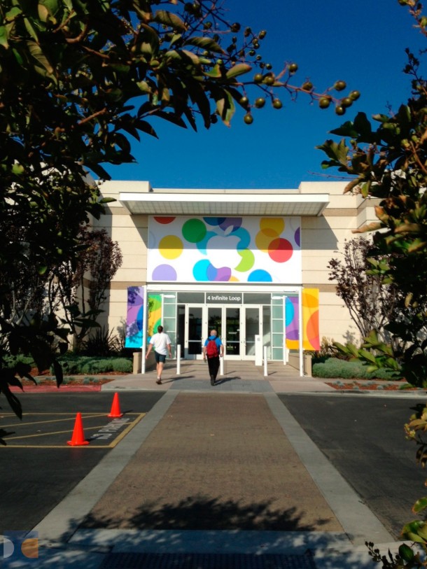 apples-campus-decorated-for-tomorrows-media-event-with-new-banners-1