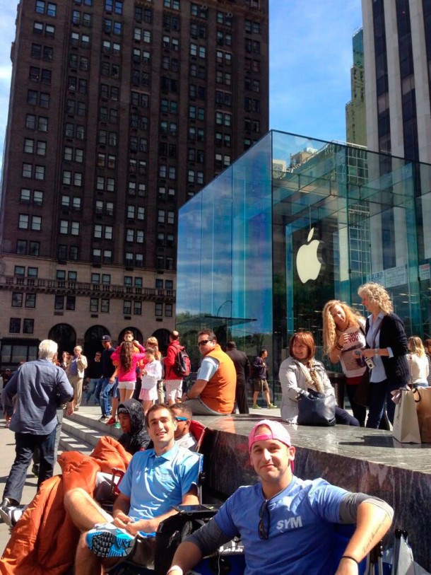 campers-already-setting-up-for-iphone-5s5c-launch-at-apples-fifth-avenue-store-1