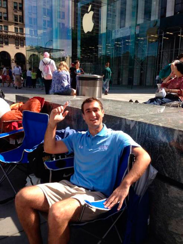 campers-already-setting-up-for-iphone-5s5c-launch-at-apples-fifth-avenue-store-2
