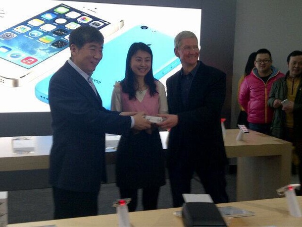 tim-cook-larger-iphone-china-mobile-launch-1