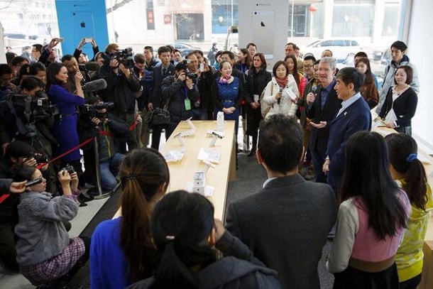 tim-cook-larger-iphone-china-mobile-launch-3