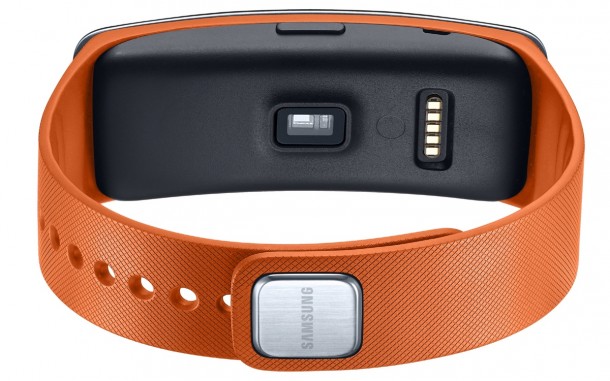 samsung-introduces-new-gear-fit-fitness-tracker-2