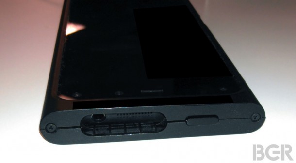 amazons-iphone-competitor-purportedly-revealed-in-photos-with-6-cameras-3d-ui-3