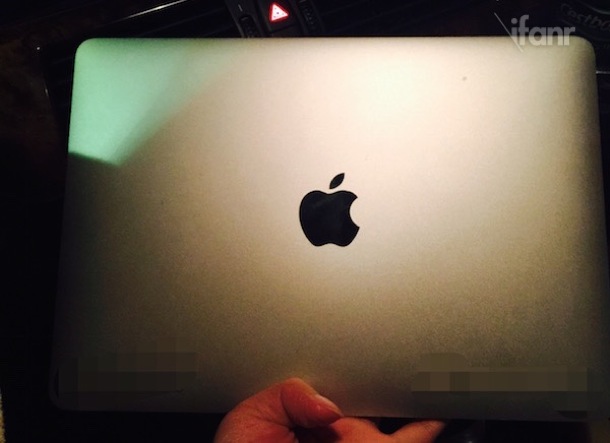 leaked-photos-of-rumored-12inch-macbook-air-lid-and-display-4