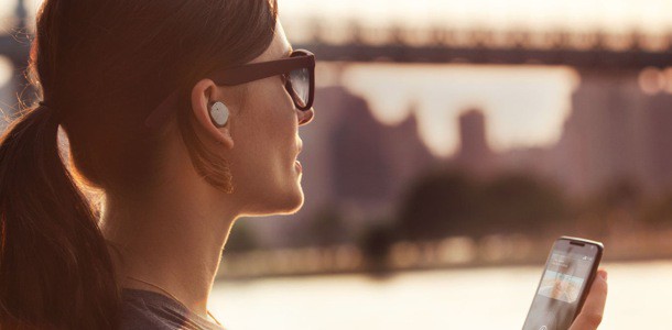 apple-bluetooth-earbuds-with-truly-wireless-left-right-earpieces-0