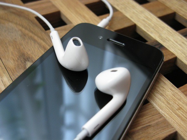 apple-bluetooth-earbuds-with-truly-wireless-left-right-earpieces-1