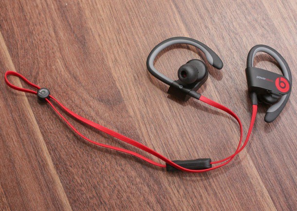 apple-bluetooth-earbuds-with-truly-wireless-left-right-earpieces-2