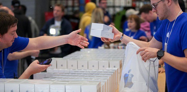 apple-declining-iphone-shipments-2016-0