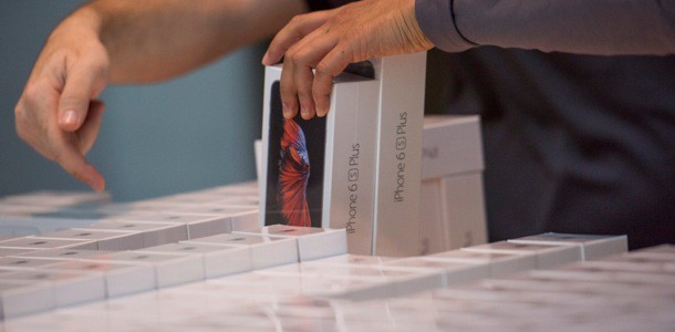 apple-extends-iphone-production-cut-for-another-quarter-0