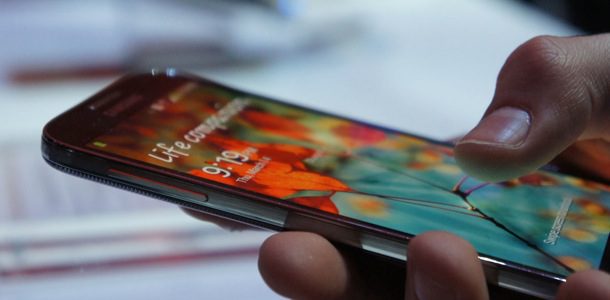 samsung-shows-us-why-the-iphone-needs-an-oled-display-0
